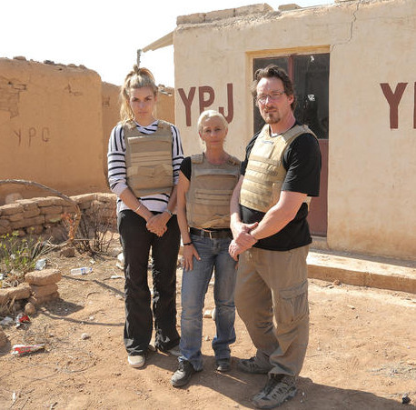 Go back from where you came from - pose devant des ruines